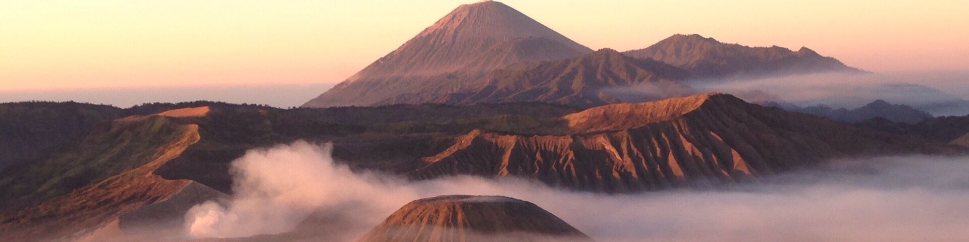 Early morning pick up by jeep to the view point to catch sunrise.
It was an awesome view. And pretty cold there.