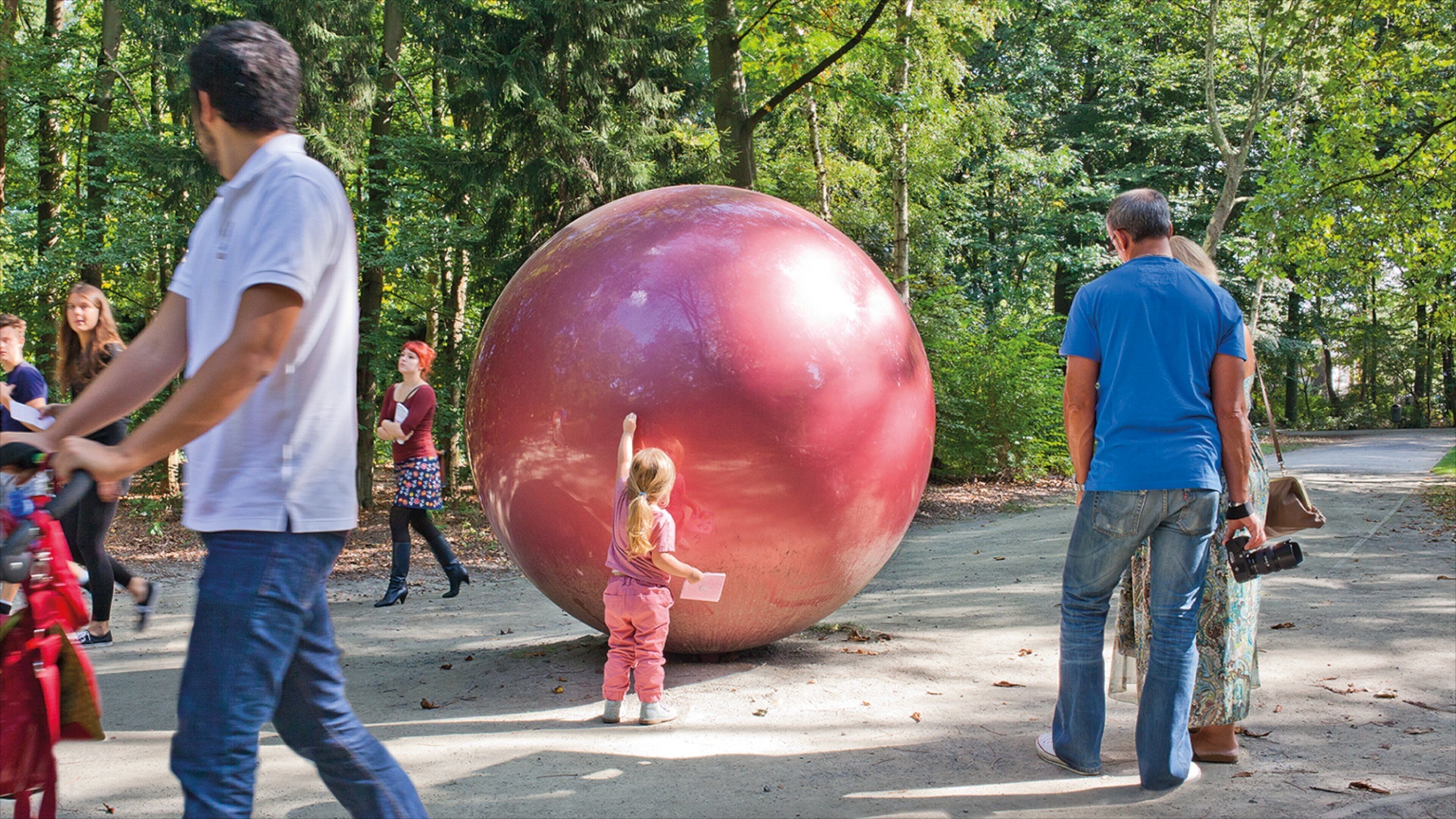 Museo de Middelheim que incluye un parque y arte al aire libre y también un grupo pequeño de personas