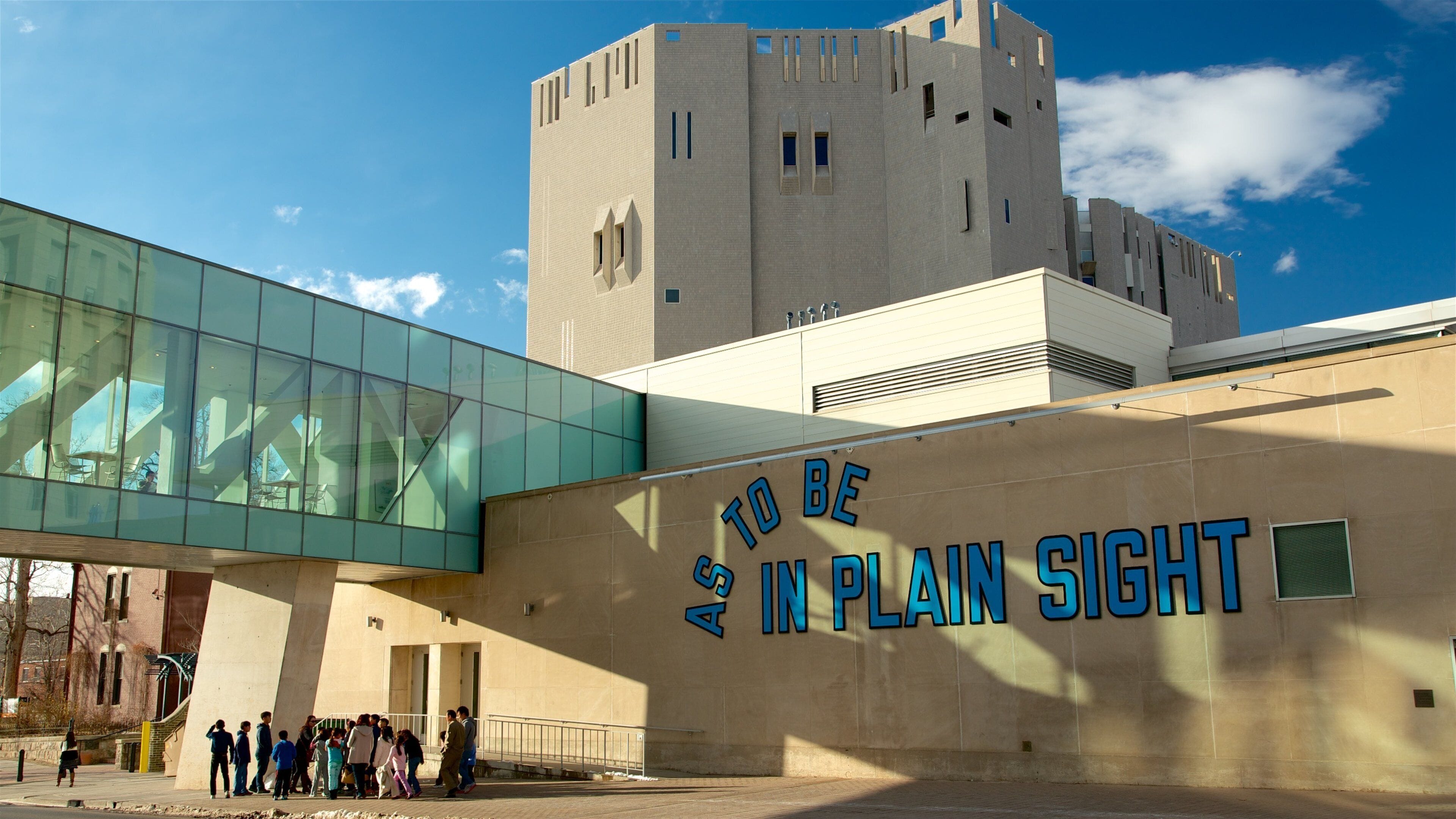 Golden Triangle ofreciendo un puente y señalización y también un pequeño grupo de personas