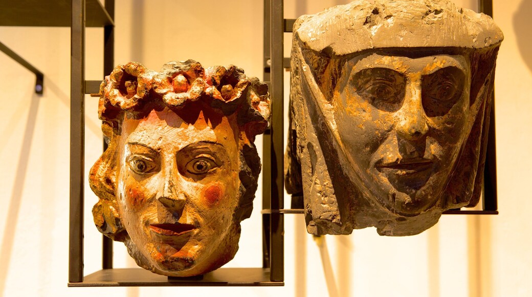 STAM Ghent City Museum som visar en staty eller skulptur och interiörer