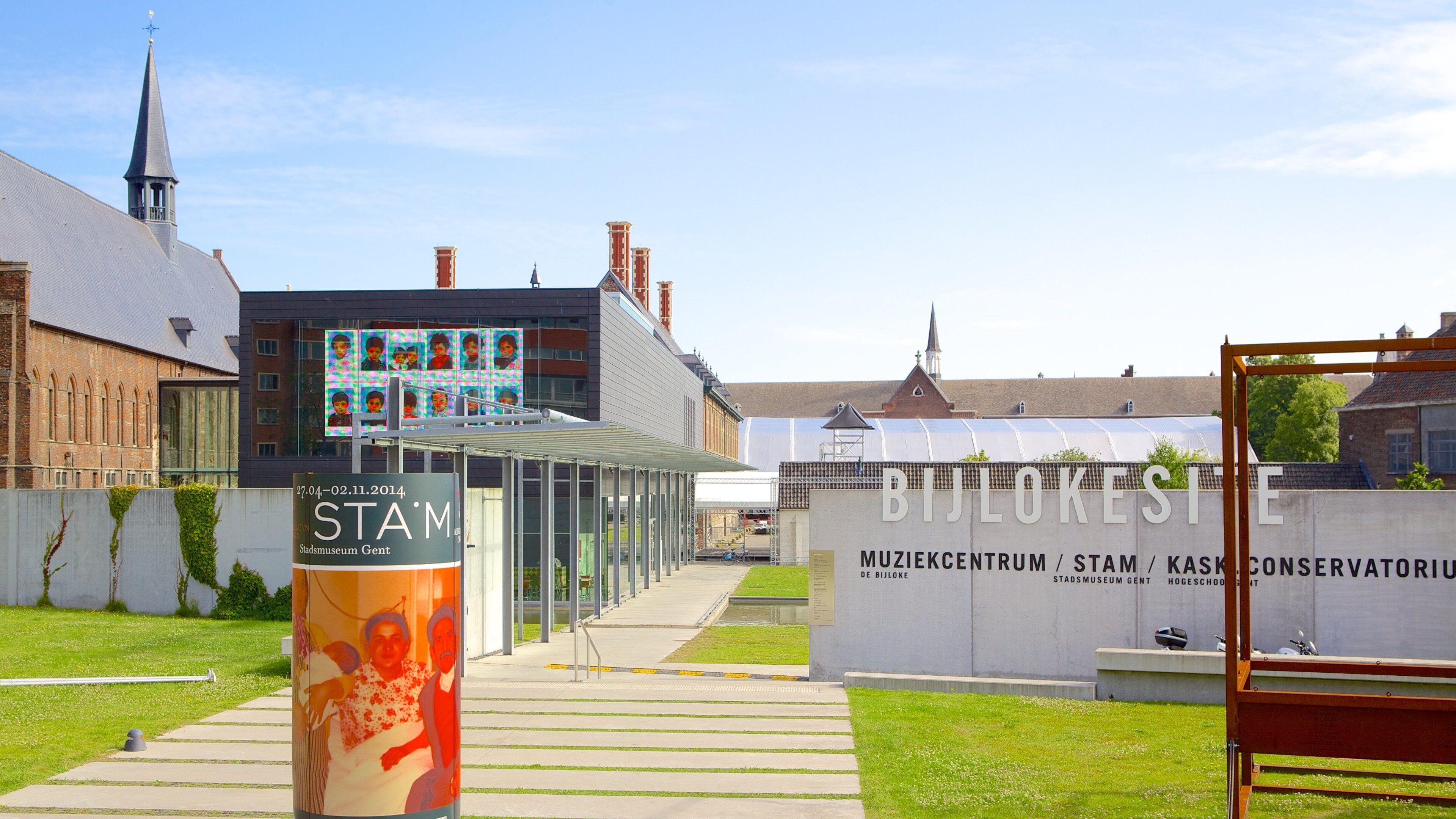 STAM Ghent City Museum som inkluderar skyltar