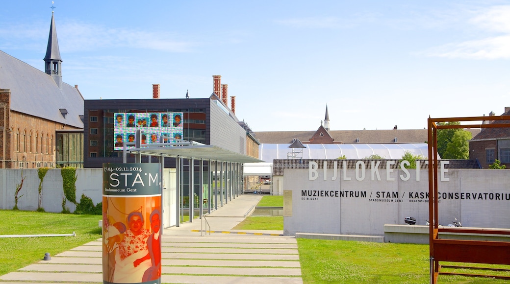 STAM Ghent City Museum som inkluderar skyltar
