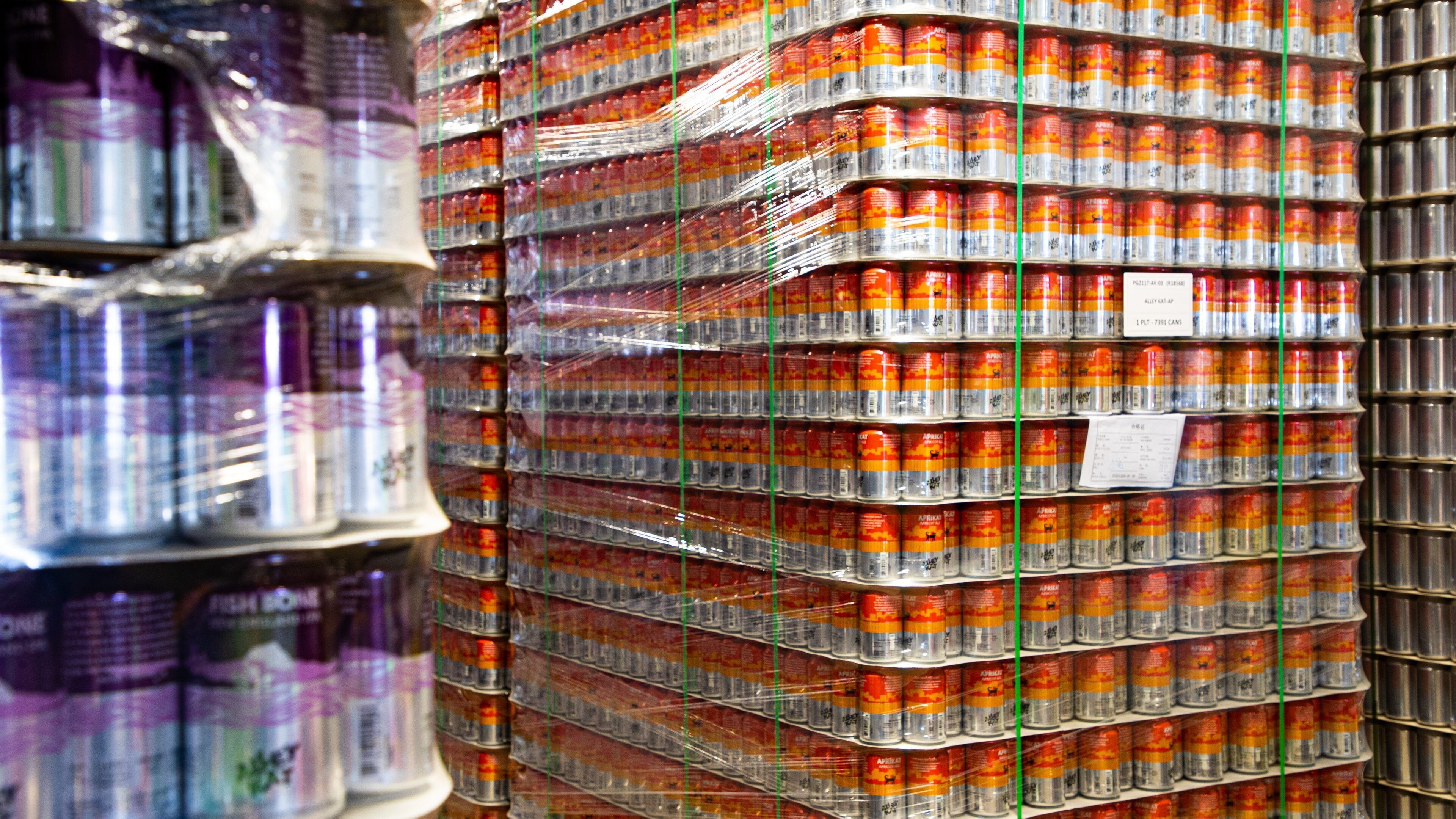 Alley Kat Brewery featuring interior views