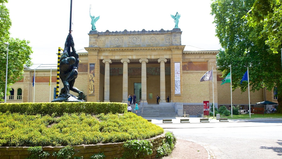 Citadel-parken presenterar en staty eller skulptur, historisk arkitektur och en trädgård