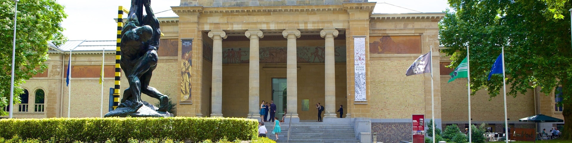 Citadel Park mostrando arquitetura de patrimônio, um jardim e uma estátua ou escultura