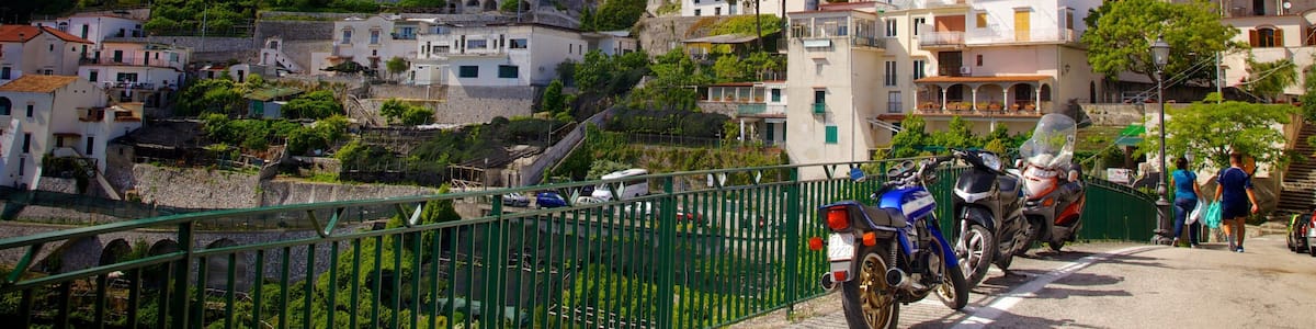 Côte amalfitaine qui includes petite ville ou village et montagnes