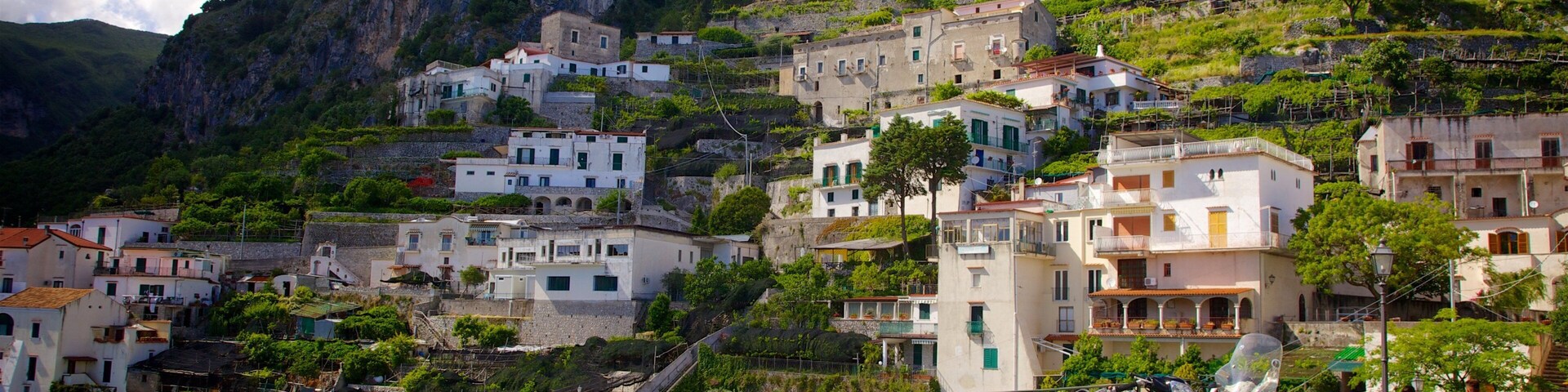 Amalfi-Küste mit einem Kleinstadt oder Dorf und Berge