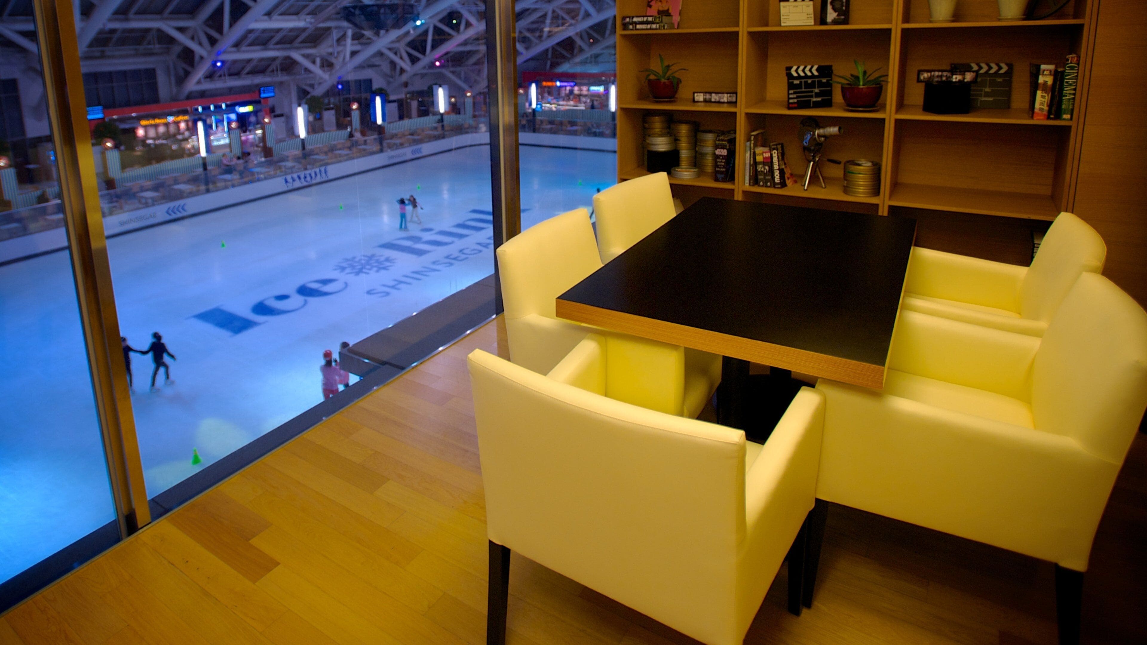 신세계 센텀 시티 이 포함 실내 전경 과 스케이트