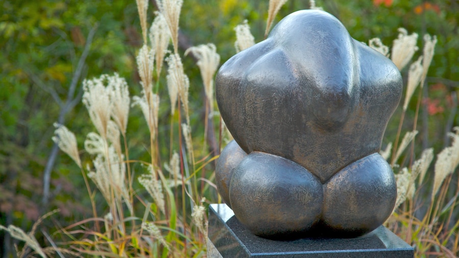 Haslla Art World som viser en statue eller en skulptur og kunst