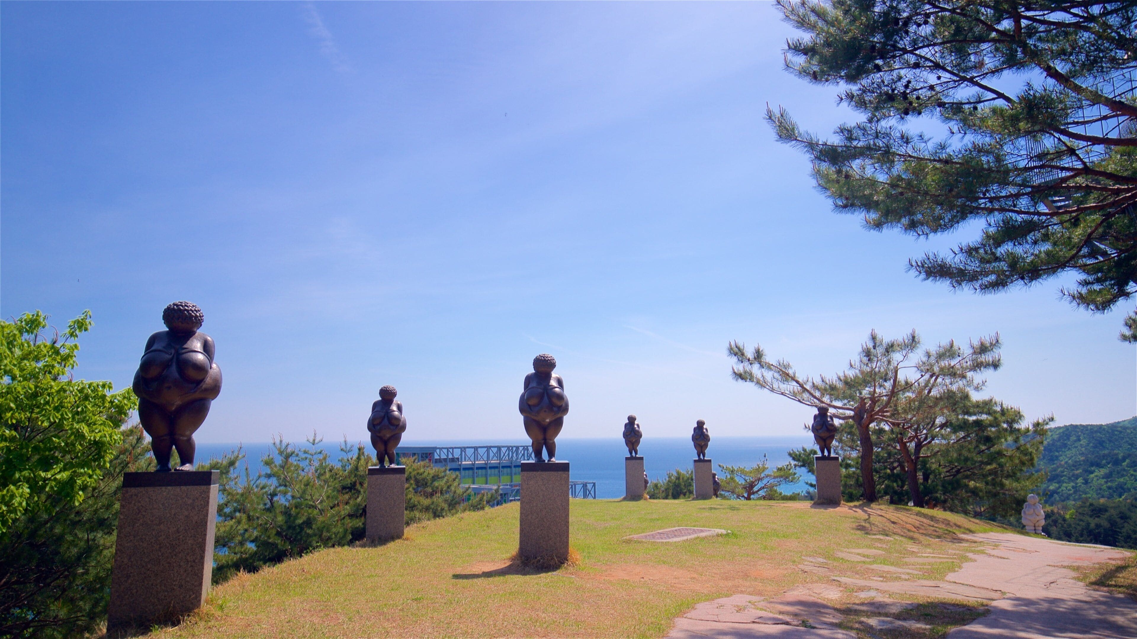 Haslla Art World qui includes jardin, art en plein air et vues littorales