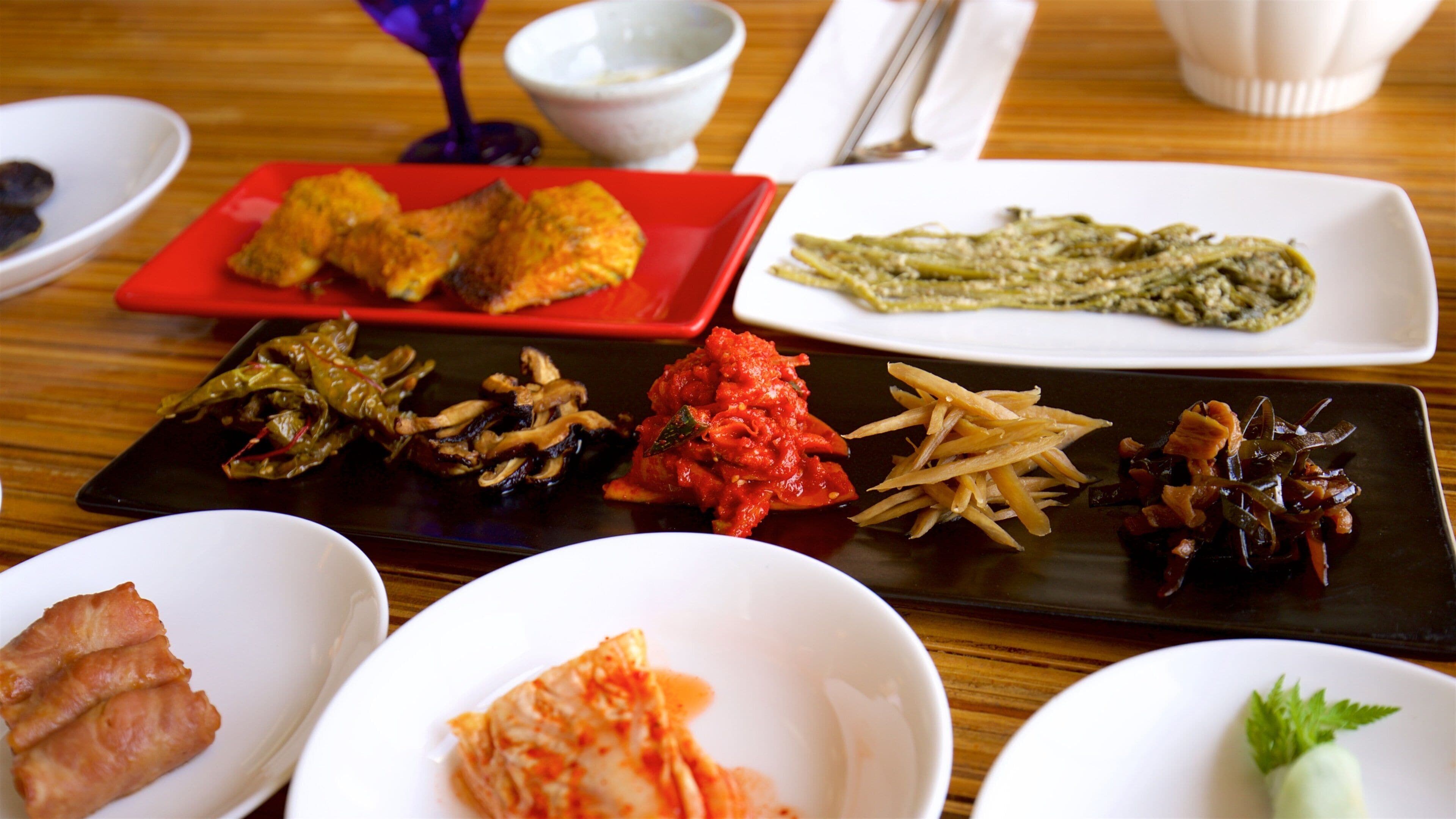 Haslla Art World montrant vues intérieures et nourriture