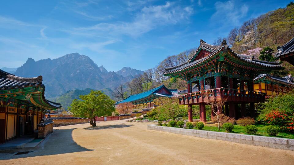 Sinheungsa temple in Seoraksan National Park, Seoraksan, South Korea