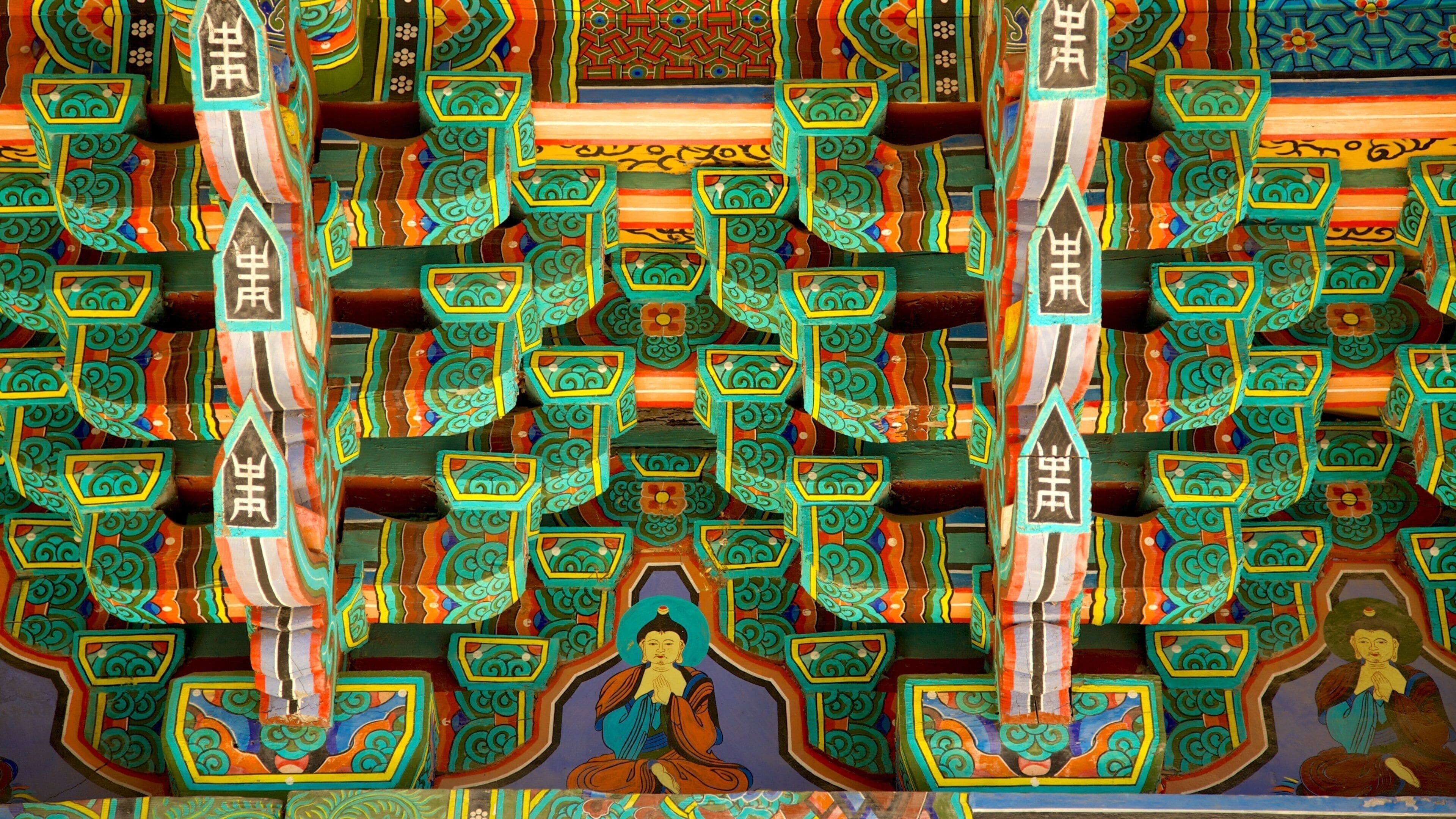 Sinheungsa-templet som inkluderer religiøse elementer og innendørs