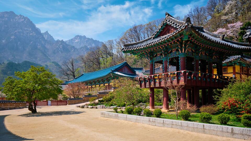 Sinheungsa temple in Seoraksan National Park, Seoraksan, South Korea