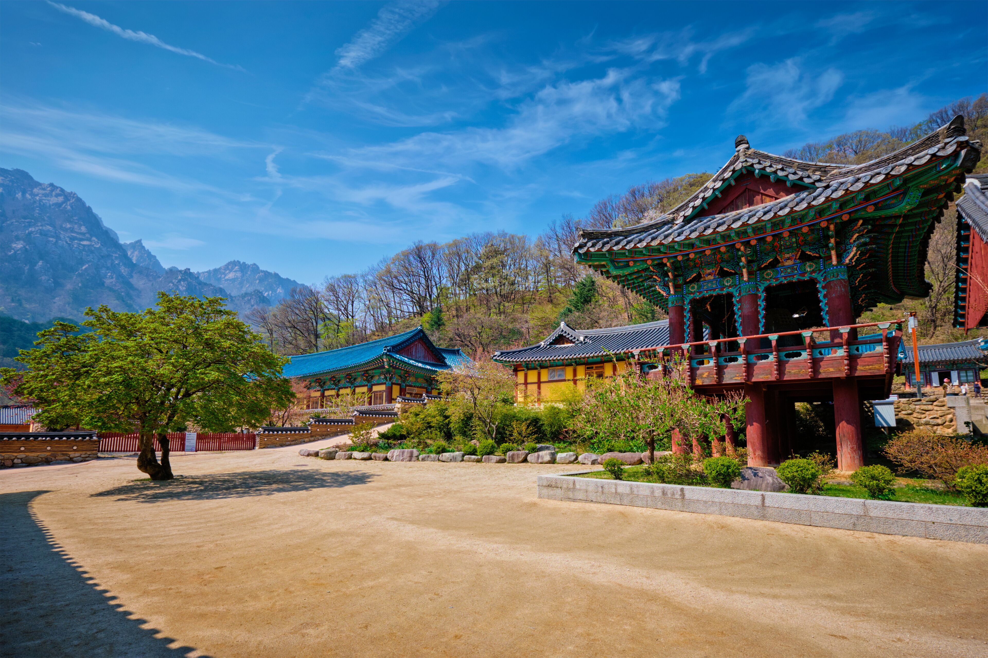 Sinheungsa temple in Seoraksan National Park, Seoraksan, South Korea