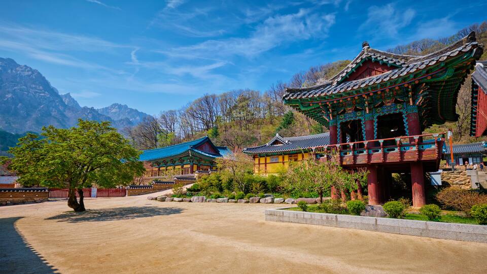 Sinheungsa temple in Seoraksan National Park, Seoraksan, South Korea