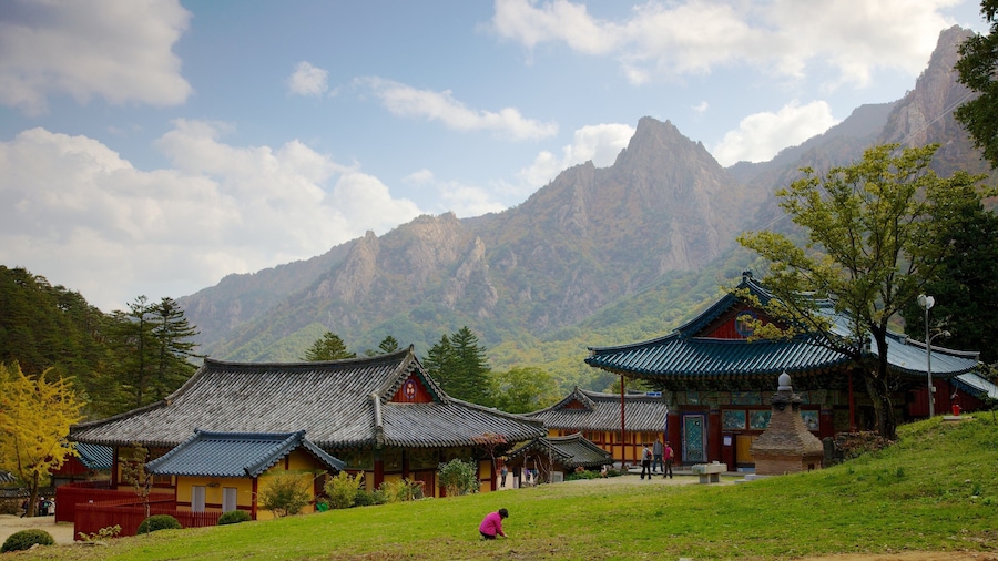Sinheungsa Temple featuring religious elements, mountains and a temple or place of worship