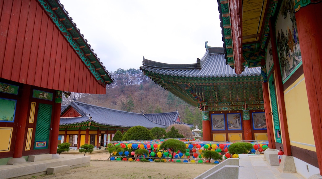 Templo de Woljeongsa que incluye elementos patrimoniales y un templo o sitio de culto