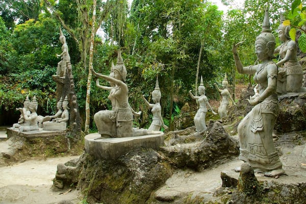 Secret Buddha Garden mit einem Garten und Statue oder Skulptur