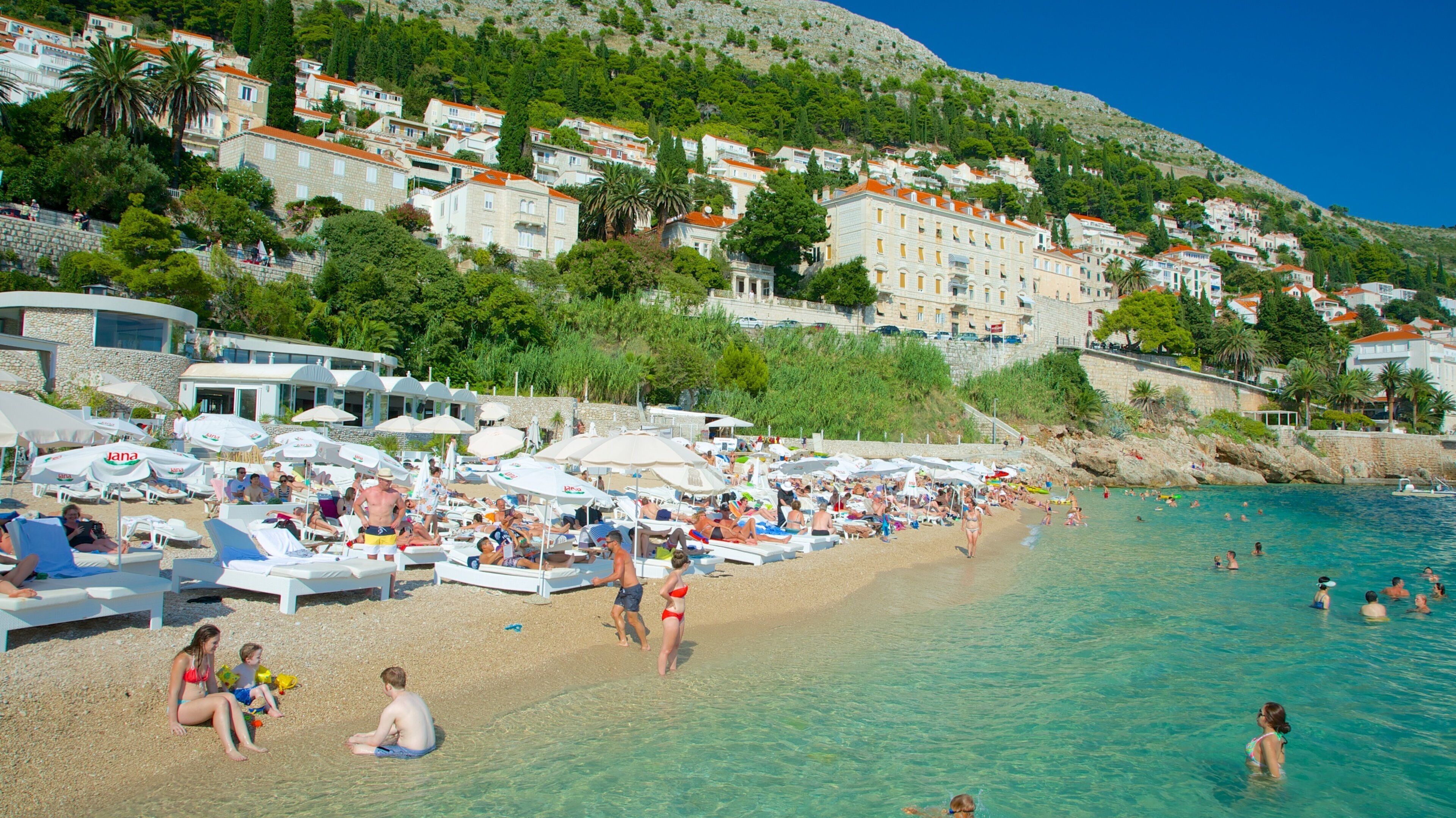 Banje strand som inkluderer sandstrand og kystby