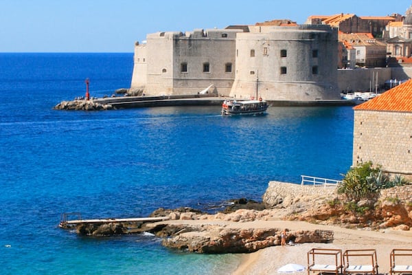 Banje Beach showing heritage architecture, rocky coastline and a marina