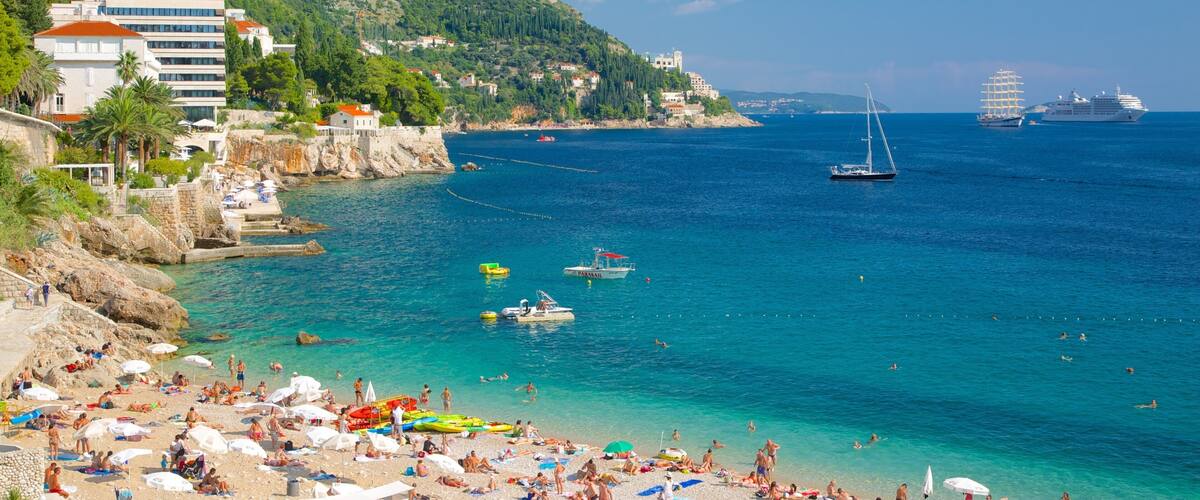 Plage de Banje montrant plage et cĂŽte rocheuse