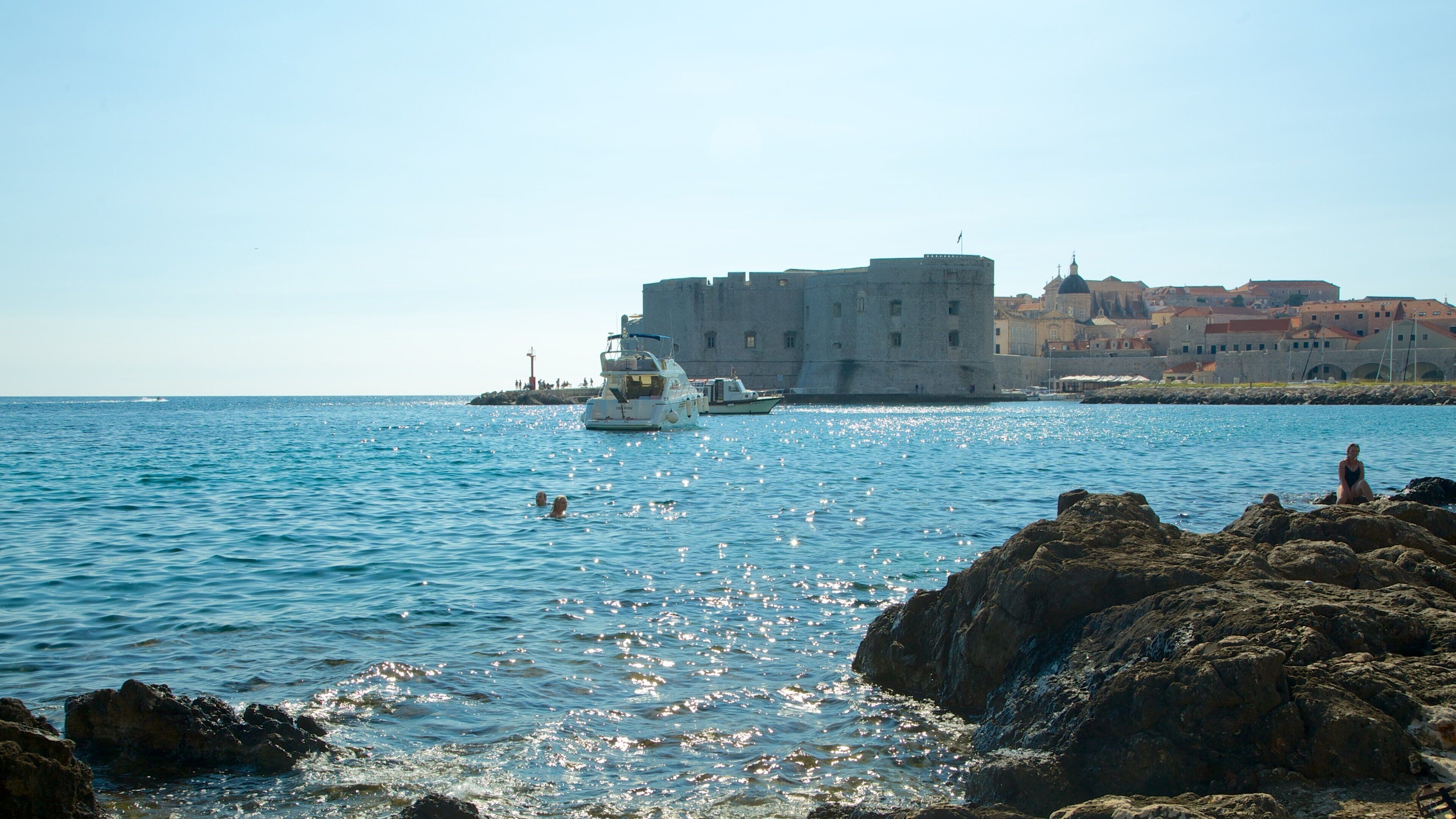 Strand van Banje toont algemene kustgezichten