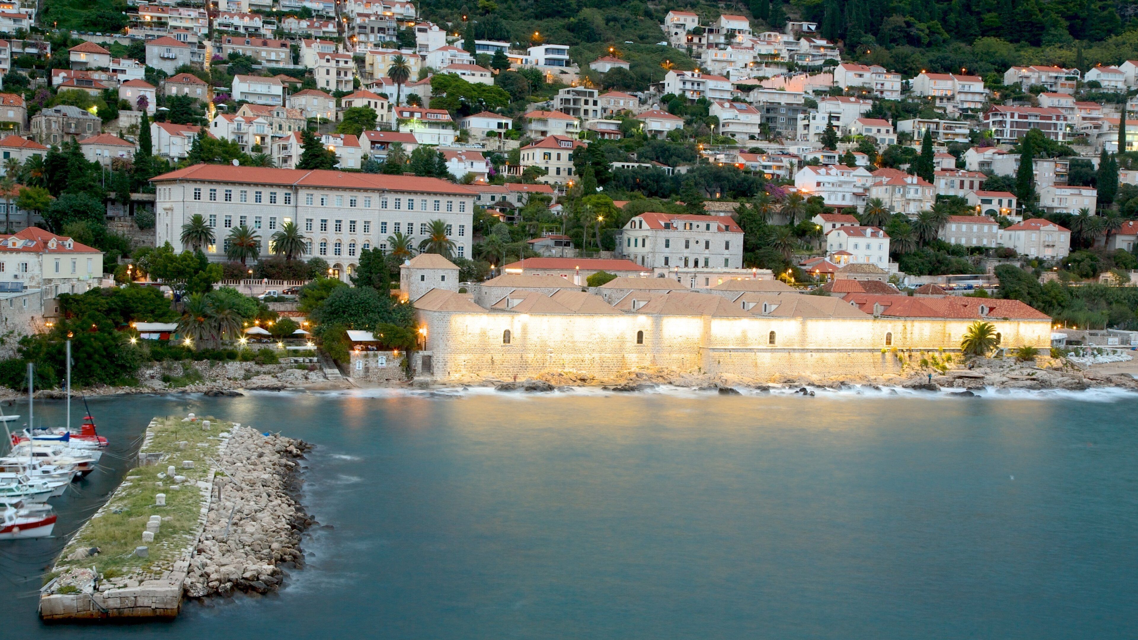 Strand van Banje bevat een kuststadje en algemene kustgezichten