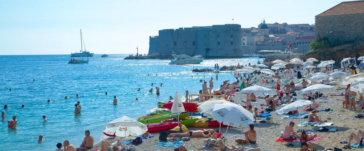 Bãi biển Banje trong đó bao gồm bãi biển