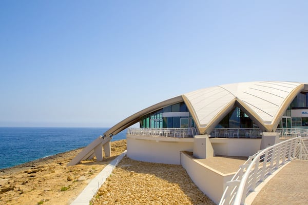 Malta National Aquarium caracterizando arquitetura moderna, paisagens litorâneas e vida marinha
