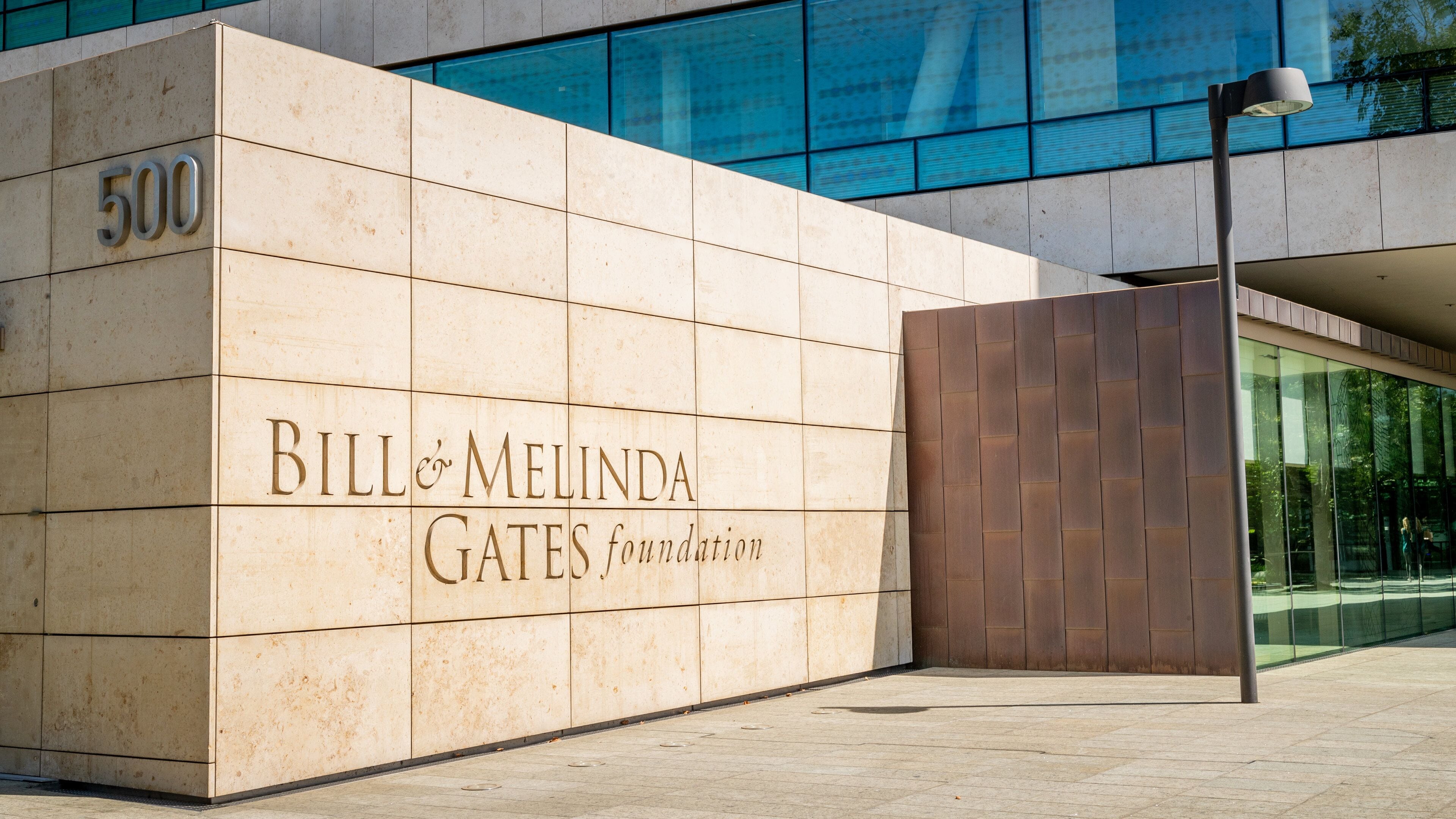 Eine Gebäudefassade mit dem Text "Bill & Melinda Gates Foundation" und der Zahl "500".