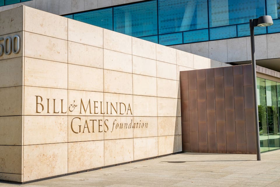 En byggnadsfasad med texten ”Bill & Melinda Gates Foundation” och siffran ”500”.