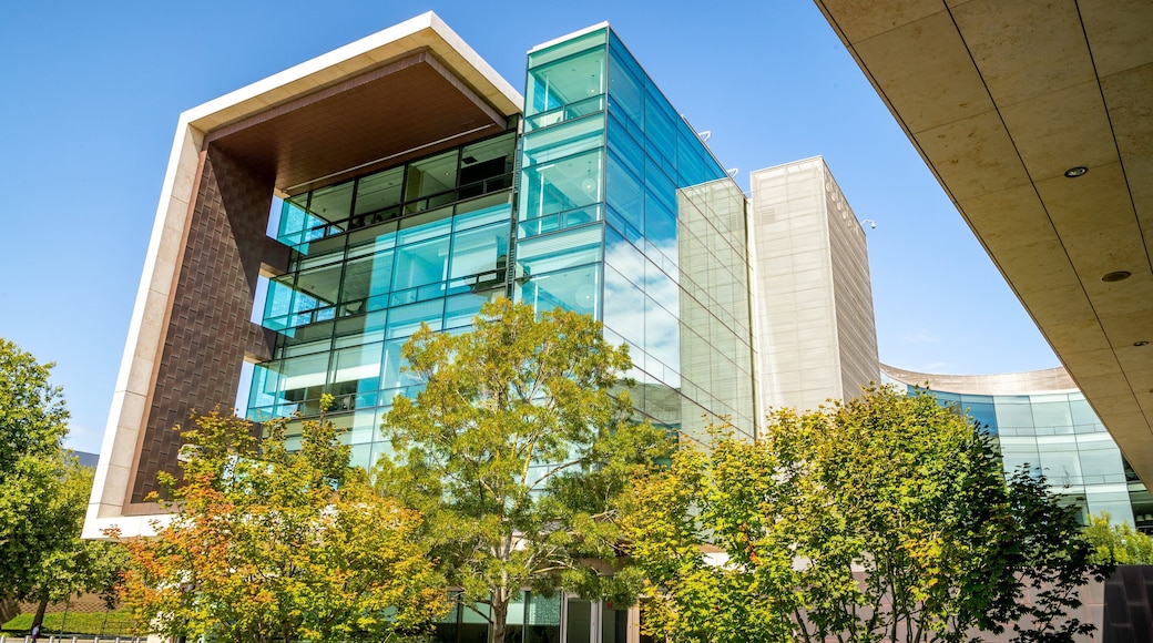 Bill and Melinda Gates Foundation Visitor Center which includes modern architecture
