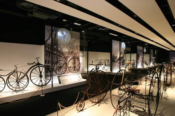 Fahrradmuseum welches beinhaltet Innenansichten