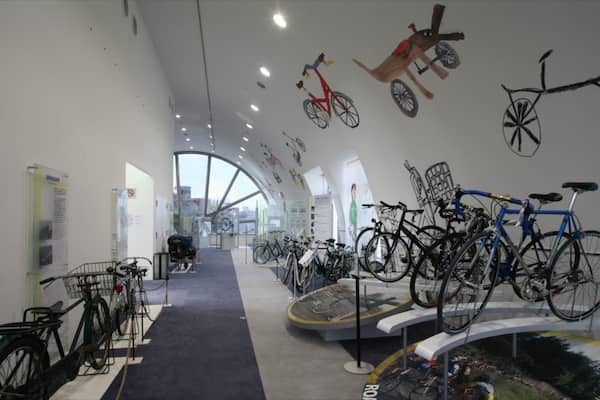 Musée de la bicyclette mettant en vedette vues intérieures