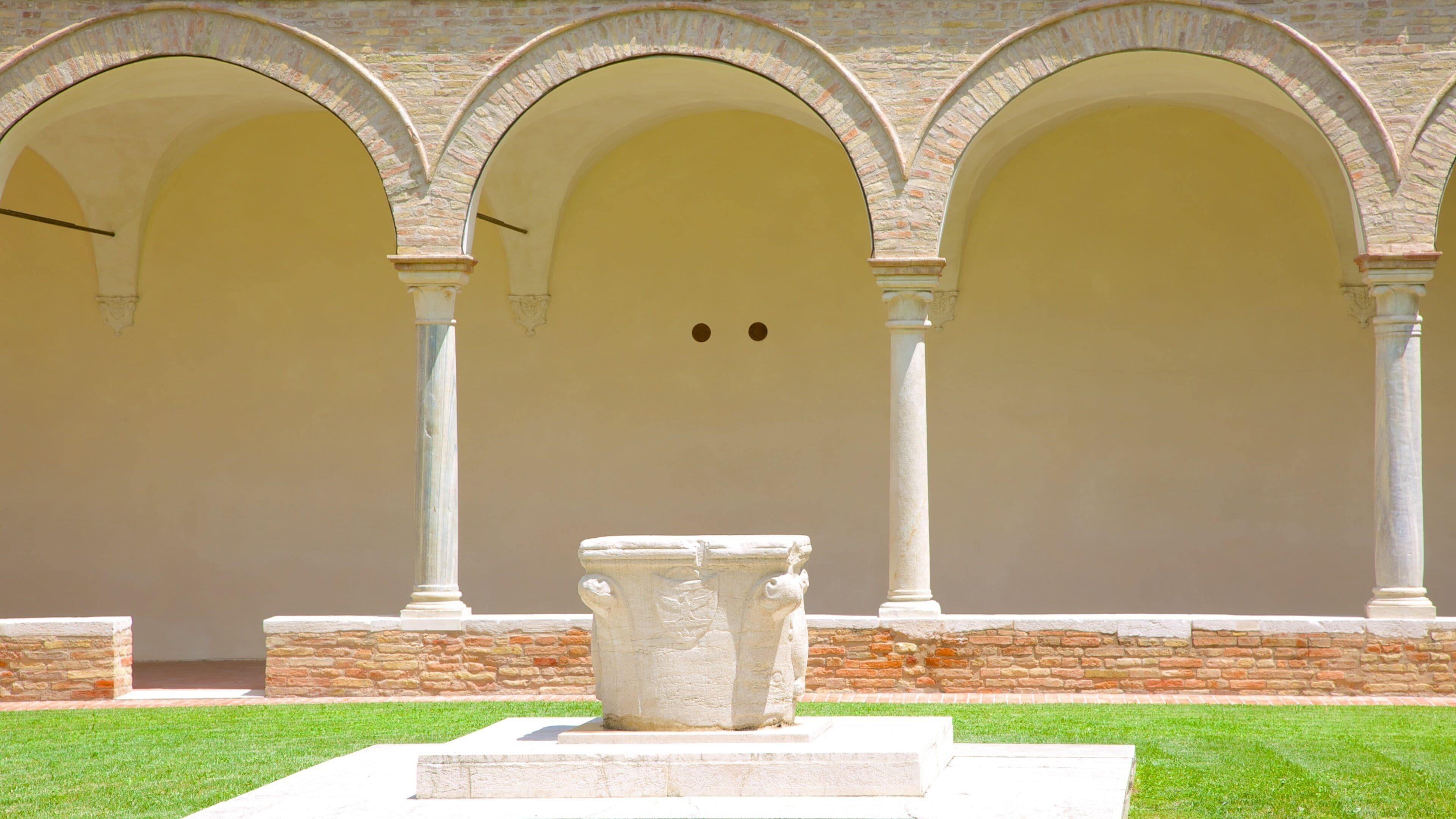 단테 박물관 을 보여주는 야외 예술