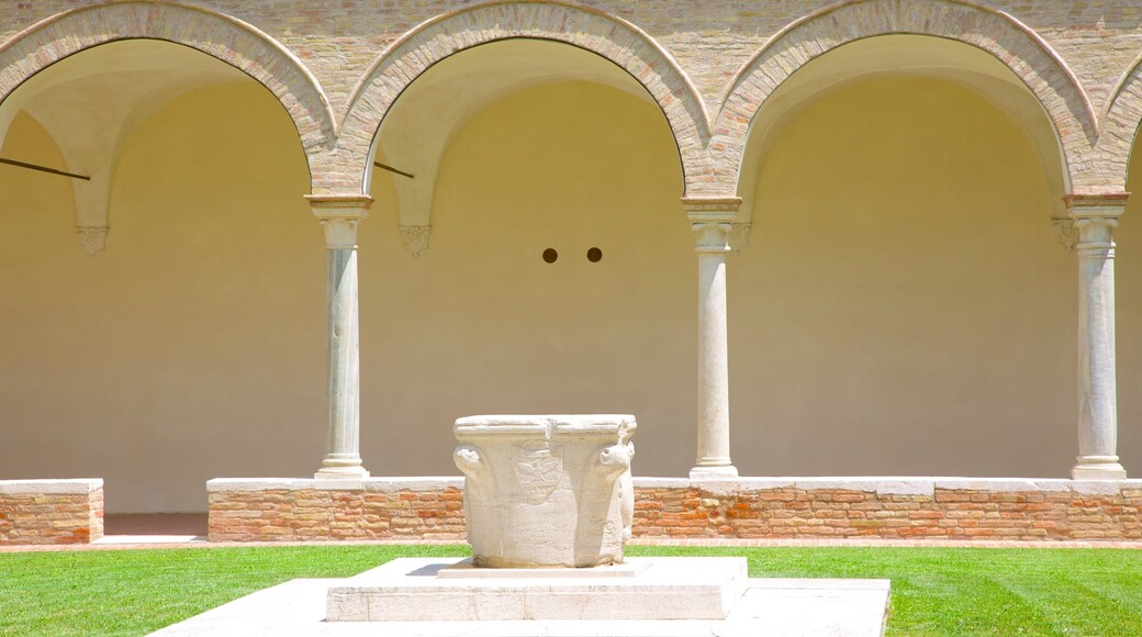 단테 박물관 을 보여주는 야외 예술