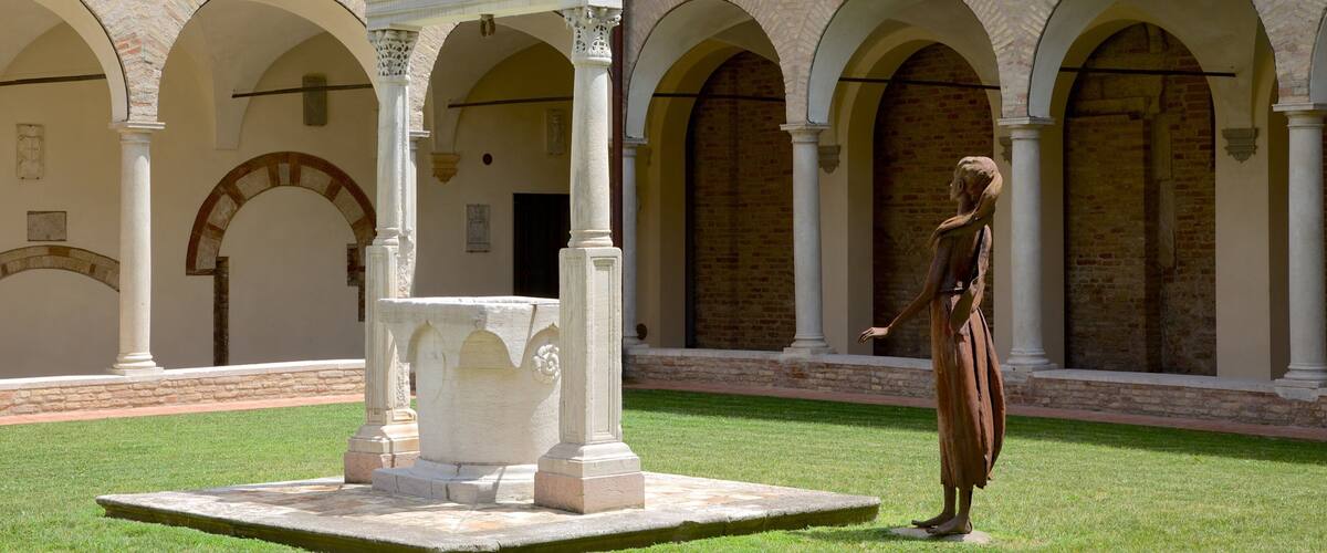 Dantes Museum showing outdoor art and a square or plaza