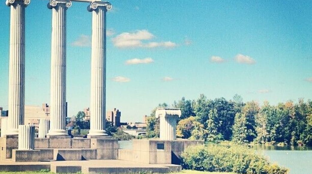What a beautiful day to be a ub student #collegelife #perfectday #bluesky #pillars #universityatbuffalo