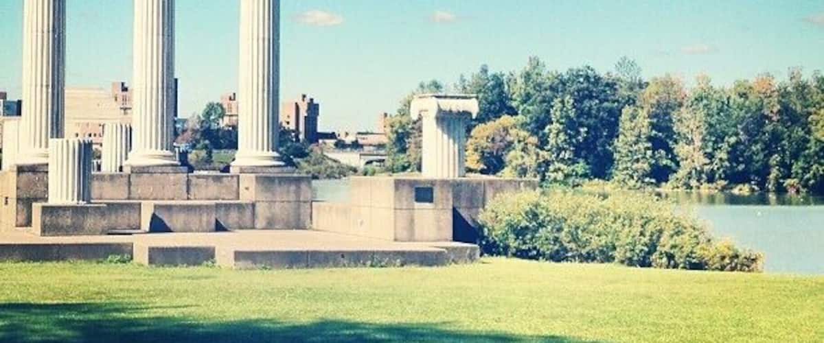 What a beautiful day to be a ub student #collegelife #perfectday #bluesky #pillars #universityatbuffalo