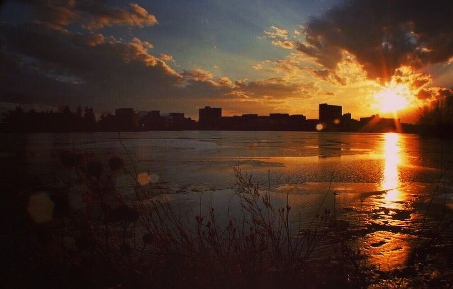 A beautiful sunset today at ub! At least there is one perk to being stuck on campus for 12 hours! 🌅🌅🌅 #ub #universityatbuffalo #buffalo #sunset #baridpoint #oozefestpits #springsemester #academicspine #campuslife