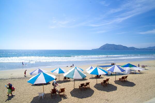 Playa de Oro som inkluderar ett lyxhotell och en sandstrand