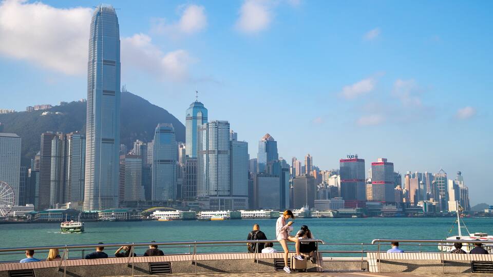 Tsim Sha Tsui Promenade showing a city and a bay or harbor