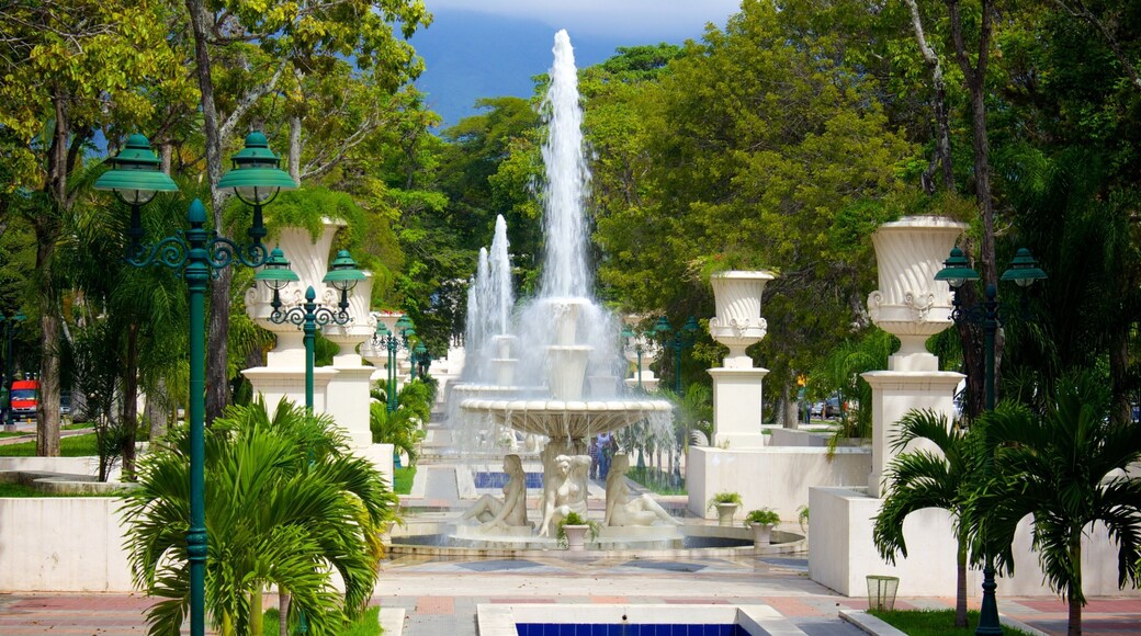 Proceres Promenade featuring a fountain