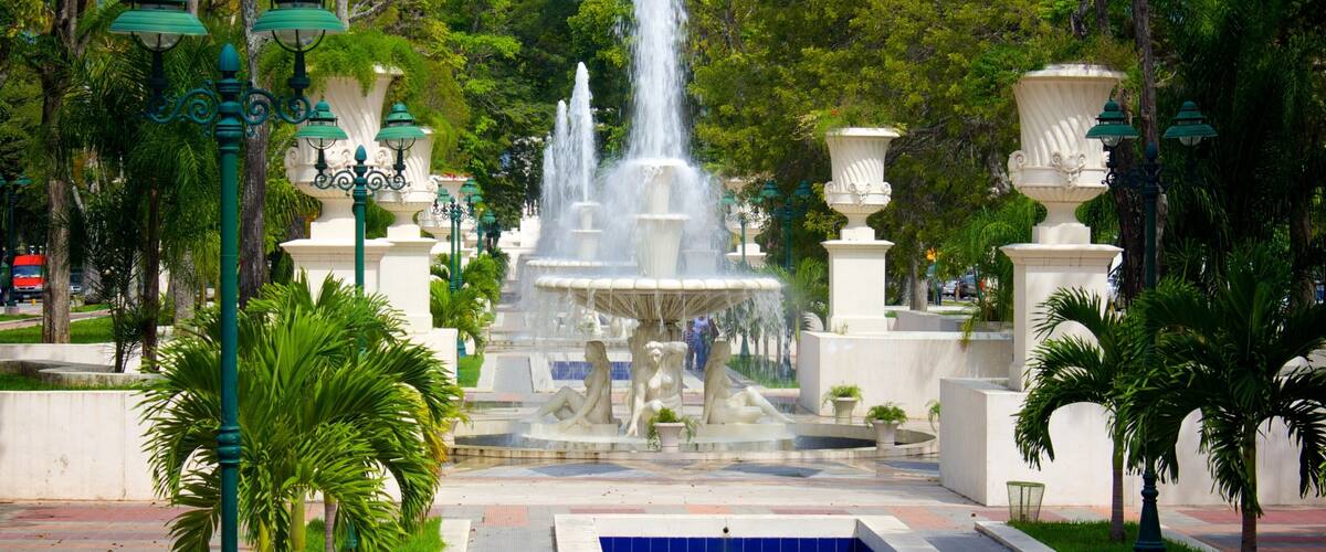 Proceres Promenade which includes a fountain