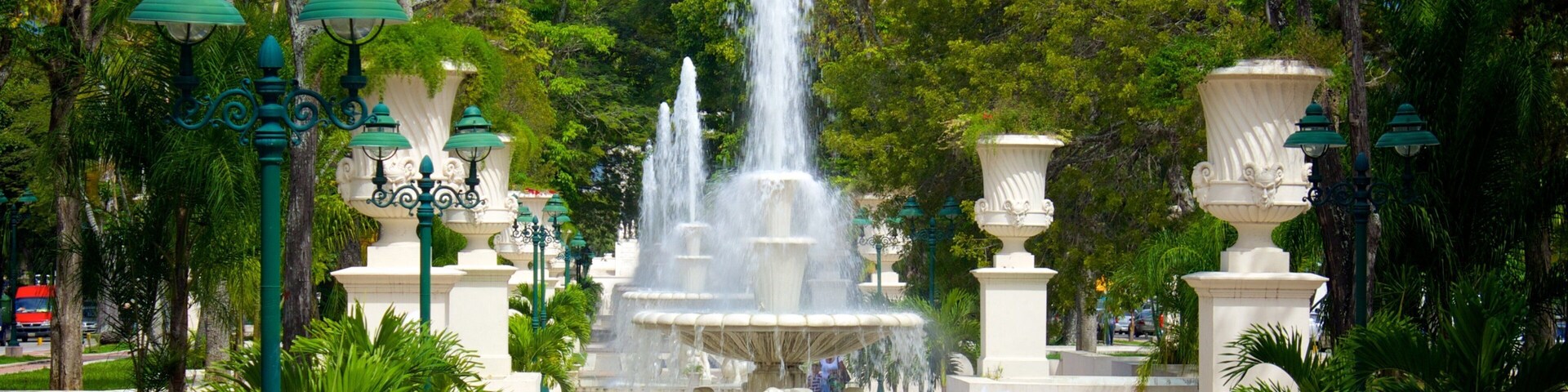 Proceres Promenade featuring a fountain