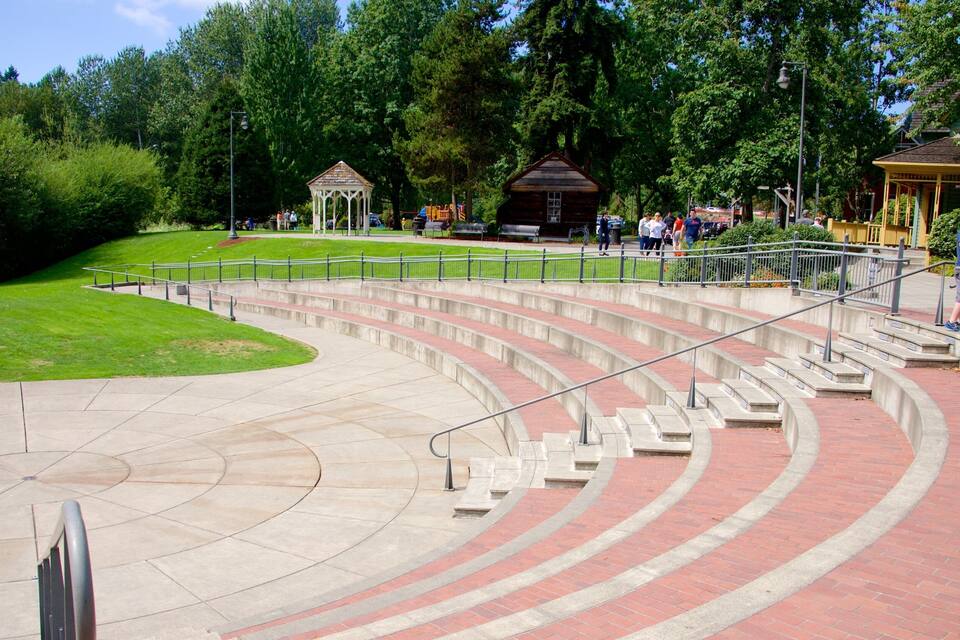 Um parque com teatro, gazebo e parque infantil.