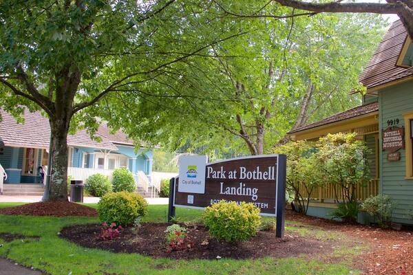 Park at Bothell Landing ofreciendo señalización y un jardín