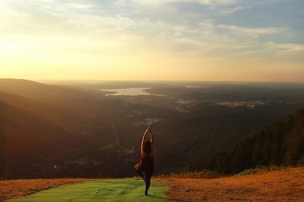 Babies,Dogs ,oldies everyone hikes to poo poo point but don't think it's an easy hike they are all pretty bad ass!! Its a moderate hike but the view is breathtaking.. Bonus points are the paragliders who tempt u to glide off!!