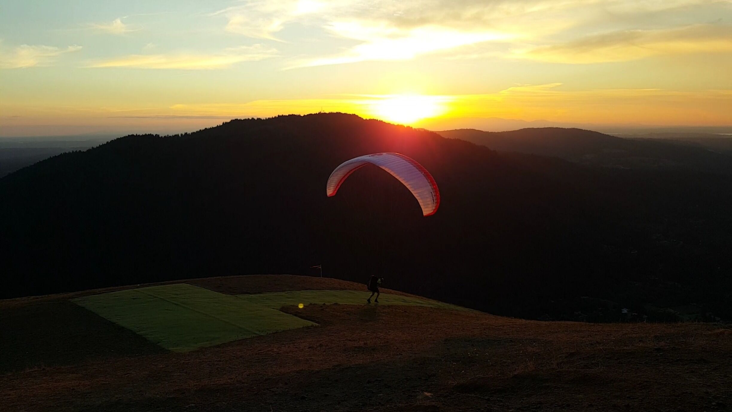 Beautiful sunset, paragliders soaring off and I got to watch and be jealous😜.Hike to poo poo point is easy for avid hikers, as a beginner I took close to 2 hours to get to the top but right in time for sunset!! #hiking #Pacificnorthwest
